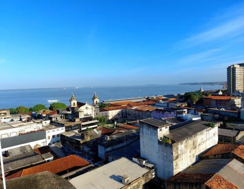 een luchtzicht op een stad met gebouwen en de oceaan bij Apto com vista para Baía do Guajará in Belém