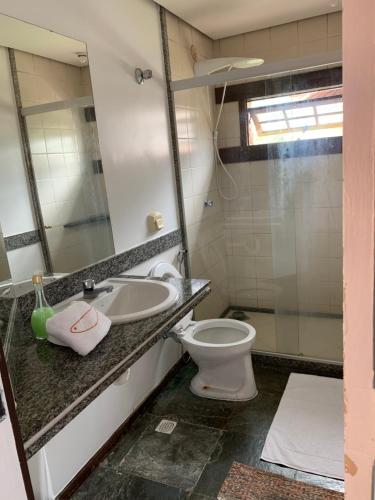 a bathroom with a toilet and a sink at Almas gêmeas quarto casal in Angra dos Reis