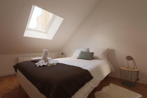 une chambre avec un lit blanc avec une fenêtre dans l'établissement La Belle Tourangelle#Rabelaisien Free parking, à Tours