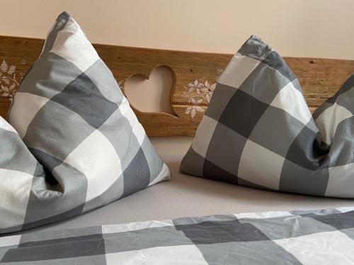 two black and white pillows on a bed at St.Moritz -Quadenschönfeld in Möllenbeck