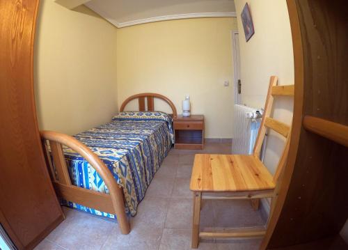 a small bedroom with a bed and a table at Casa Rural Guadiela II in San Pedro Palmiches
