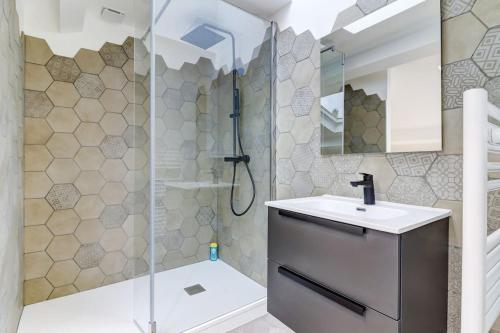 Photo de la galerie de l'établissement LA CAMBUSE TOPDESTINATION-BOURG - Centre ville - Classé 3 étoiles, à Bourg-en-Bresse