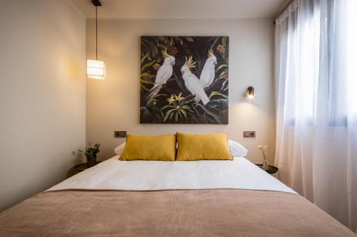 Un dormitorio con una cama con un cuadro en la pared. en New Port Jávea, en Jávea