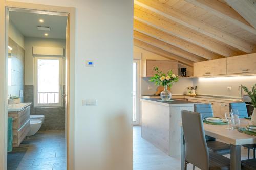 Η κουζίνα ή μικρή κουζίνα στο [CLASSY APARTMENT] wifi, parking & STUNNING VIEW!