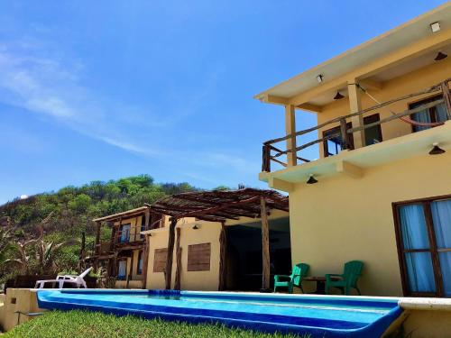 een huis met een zwembad ervoor bij Casa Obe in Yolina