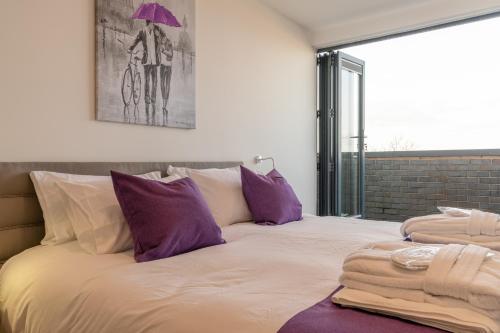 Säng eller sängar i ett rum på Central Penthouse with Hot Tub & Views 22