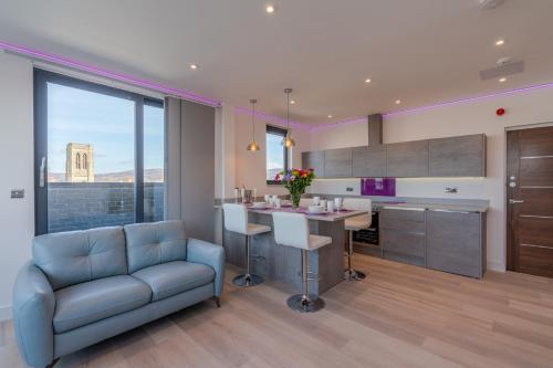 cocina con sofá y mesa en una habitación en Central Penthouse with Hot Tub & Views 22, en Cheltenham