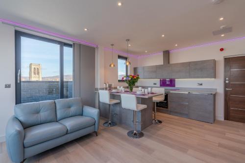 Ruang duduk di Central Penthouse with Hot Tub & Views 22