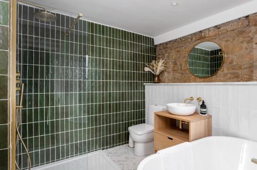 Um banheiro em Luxe Design - Grade II Listed Cottage - Heart of Alnwick