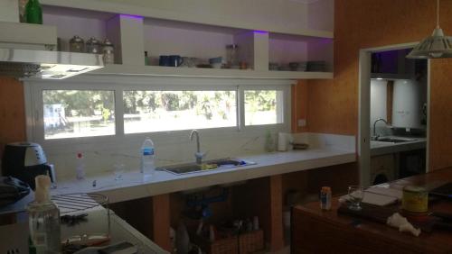 cocina con fregadero y ventana en Casa en el Solar de capilla en Pavón