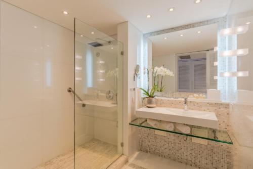 un bagno con lavandino e specchio di Charleston Santa Teresa Cartagena a Cartagena de Indias