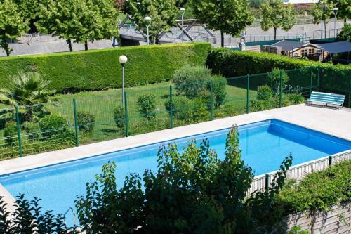 uma piscina num quintal com uma cerca em Charming Apartment in The City Center With Furnished Terrace pool & Garage em Cagnes-sur-Mer