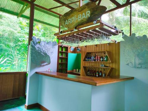 un bar con un cartello che legge bar antipasto di K'erenda Homet Reserva Natural a Puerto Maldonado