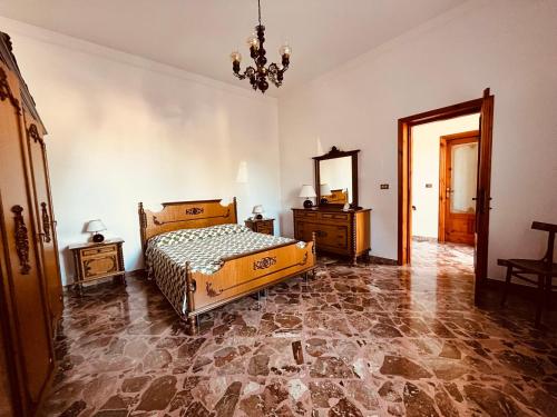 sypialnia z łóżkiem, 2 komodami i lustrem w obiekcie La Giopalma w mieście Monopoli