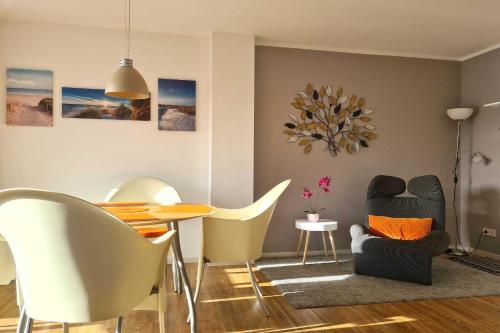 un soggiorno con tavolo e sedie di Villa Stoertebeker Apartment 19 a Baabe