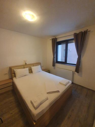 En eller flere senge i et værelse på Brizza Apartments 6 Mamaia Nord