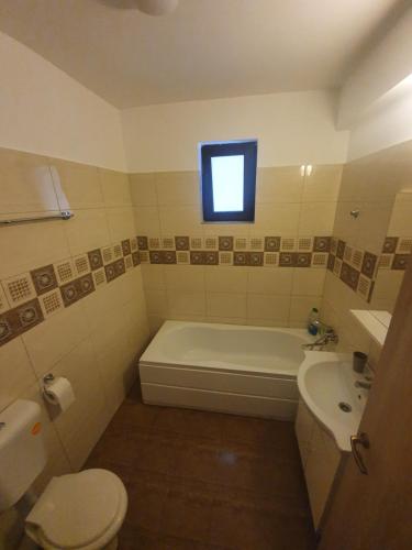 Et badeværelse på Brizza Apartments 6 Mamaia Nord