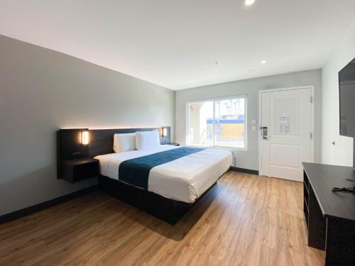 ein Schlafzimmer mit großem Bett und Fenster in der Unterkunft Studio 6 Suites Stockton, CA Waterfront in Stockton