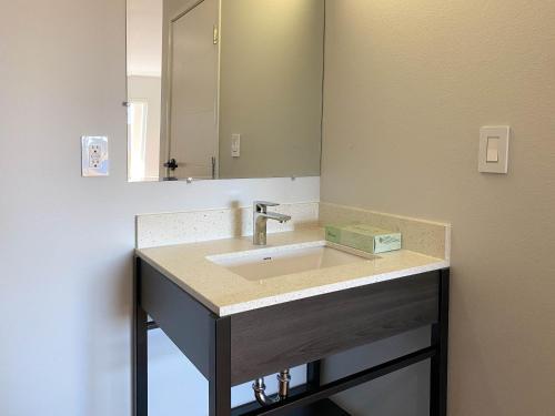 ein Badezimmer mit Waschbecken und Spiegel in der Unterkunft Studio 6 Suites Stockton, CA Waterfront in Stockton