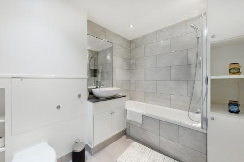 Kúpeľňa v ubytovaní LEA - Elegant 1bed flat wparking 5 min to Hackney Wick