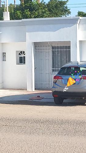 un coche aparcado frente a una casa en Brenda Alicia 2 en Puerto Peñasco