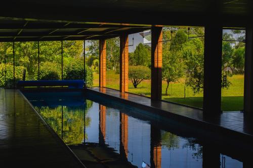 uma piscina de água com um banco num edifício em Borgen Hotel em Castro