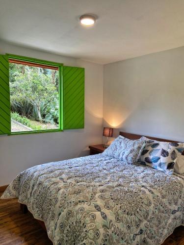a bedroom with a bed and a window at Finca Turística de Alojamiento Rural Avalon in Jardin