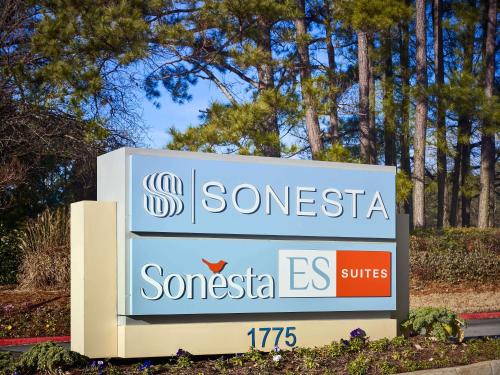 una señal para una compañía sissica frente a los árboles en Sonesta Hotel Gwinnett Place Atlanta, en Duluth