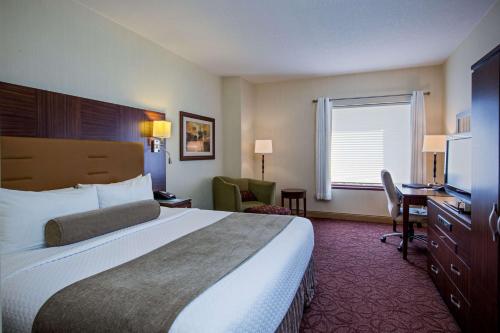 A bed or beds in a room at Sonesta Milwaukee West Wauwatosa