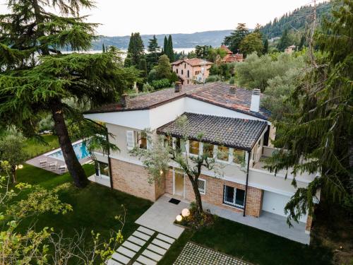 an aerial view of a house with a yard at Villa dei Lauri - villa vista lago con piscina in Salò