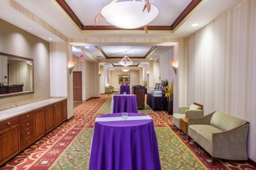 - un hall d'accueil avec des tables et des chaises pourpres dans l'établissement Sonesta Milwaukee West Wauwatosa, à Wauwatosa