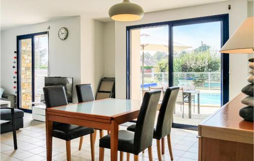 une salle à manger avec une table et des chaises dans l'établissement Gorgeous Home In Saint-Germain-Sur-Ay, à Saint-Germain-sur-Ay