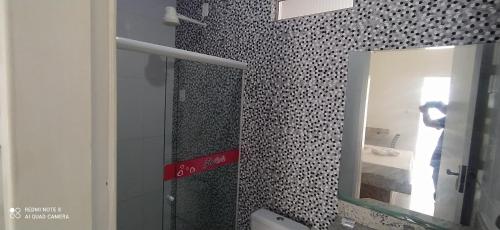 y baño con espejo, lavabo y ducha. en Motel Flex Love (Adults Only), en Aracaju