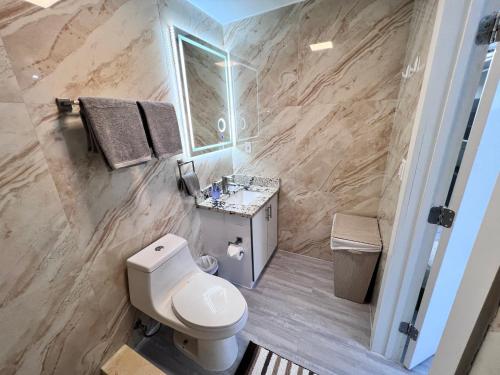 La salle de bains est pourvue de toilettes et d'un lavabo. dans l'établissement Stylish Studio Apartment By Miami International Airport, à Miami
