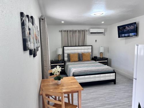 邁阿密的住宿－Stylish Studio Apartment By Miami International Airport，一间卧室配有一张床和一张木桌
