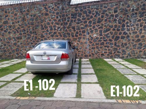 a silver car parked next to a brick wall at Rincón de Luz Cuernavaca in Cuernavaca