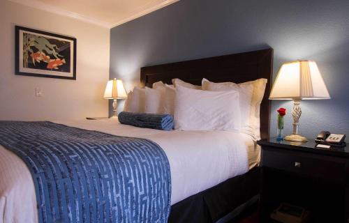Ένα ή περισσότερα κρεβάτια σε δωμάτιο στο Regency Inn in Los Angeles
