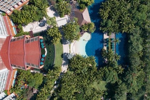 Бассейн в Pullman Oceanview Sanya Bay Resort & Spa или поблизости