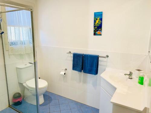 ein weißes Bad mit einem WC und einem Waschbecken in der Unterkunft Blakeney Holiday House in Emu Bay