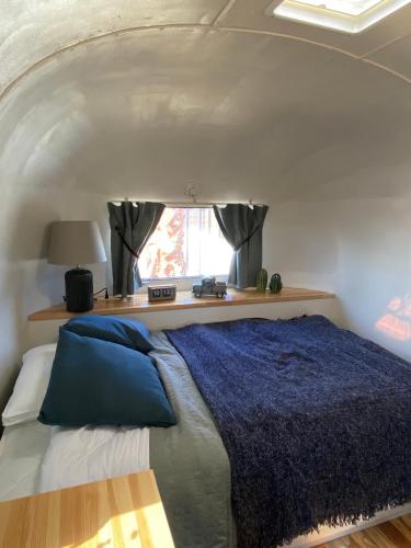 a bedroom with a large bed with blue pillows at アンカービレッジ九十九里 in Hasunuma