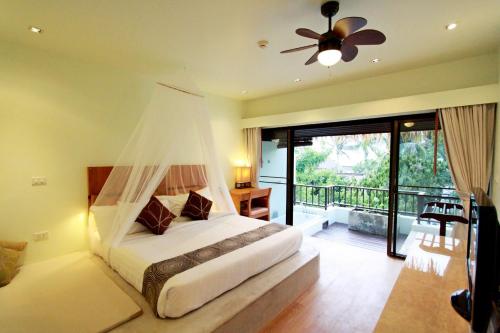 ein Schlafzimmer mit einem Bett mit Moskitonetz in der Unterkunft Mimosa Resort & Spa in Mae Nam