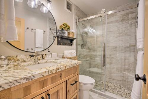 Koupelna v ubytování Airy Oceanfront Kailua-Kona Gem with Community Pool