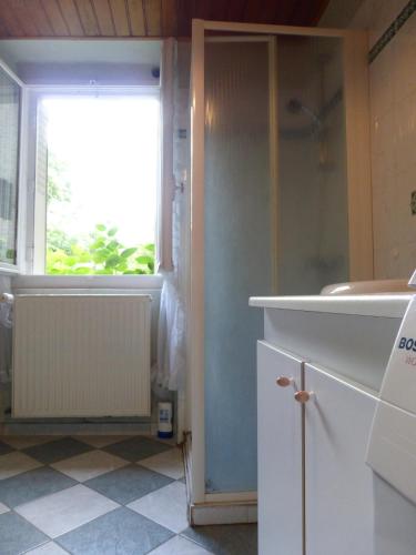une salle de bain avec un lavabo et une fenêtre dans l'établissement Au coeur de la campagne - Gite non loins d'Annecy- à 17 min d'Annecy - Tout prêt d'Aix les Bains, à Saint-Girod
