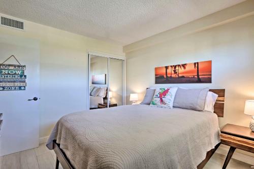 1 dormitorio con 1 cama grande y 2 lámparas en 15th Floor Condo with Lanai, 2 Blocks to Beach!, en Honolulu