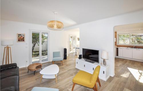 un soggiorno con un divano e una TV di Holiday Home Canet Plage Bld De La Loge Sur Mer a Canet-en-Roussillon