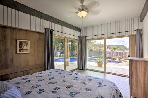 - une chambre avec un lit et une grande fenêtre dans l'établissement Cozy Honolulu Retreat with Pool Access, Near Beaches, à Waimanalo