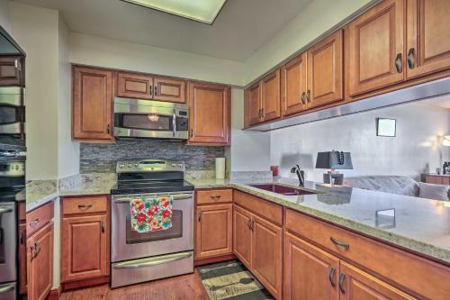 Η κουζίνα ή μικρή κουζίνα στο Lush Condo with Community Pool, 1 Mi to Beach!