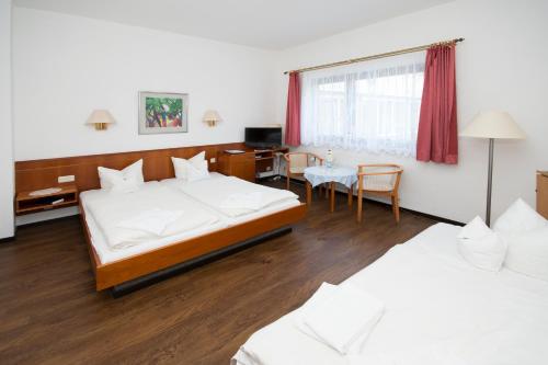 Un pat sau paturi într-o cameră la Hotel am Wasserturm