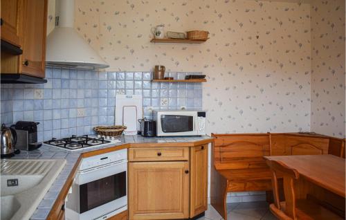 une cuisine avec une cuisinière et un micro-ondes dans l'établissement 4 Bedroom Amazing Home In Pleubian, à Pleubian