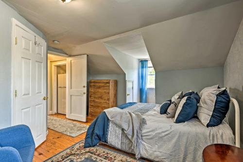 Cama o camas de una habitación en Cozy and Private Rental Unit in TowsonandBaltimore